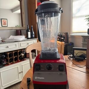 Vitamix Creations GC 64oz. Variable Speed BlendingMachine /Red,